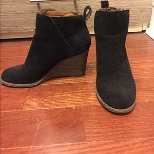 🎉SALE🎉 Lucky Brand Yezzah Wedge Bootie