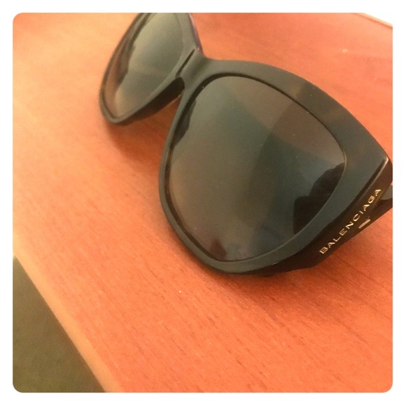 BALENCIAGA SUNGLASSES - Picture 2 of 3