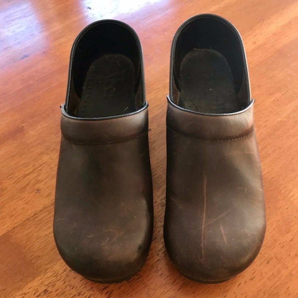 Women's Professional Clogs in Antique Brown - Blac