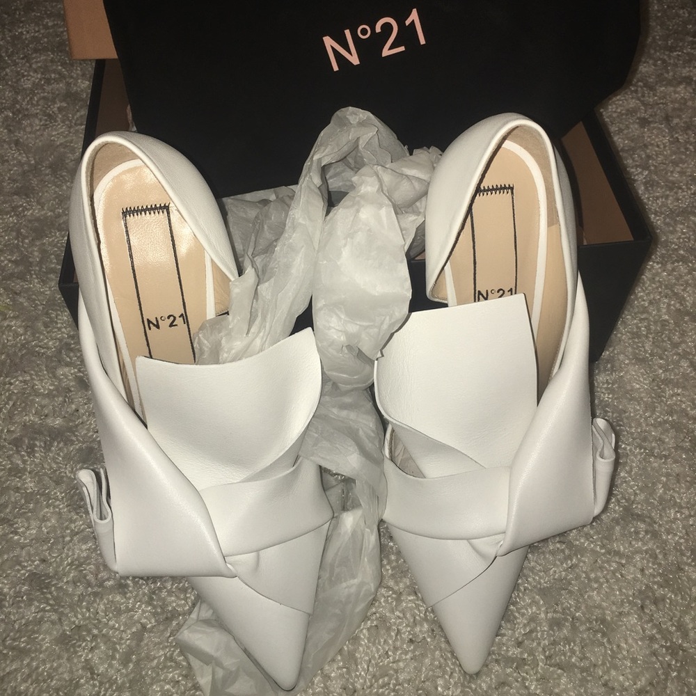 Nº21 Super Adorable Designer Heels with a Bow🎀 - Picture 4 of 8