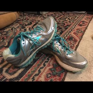 BROOKS GTS 16
