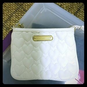 Cream wristlet with embossed 💚 hearts.
