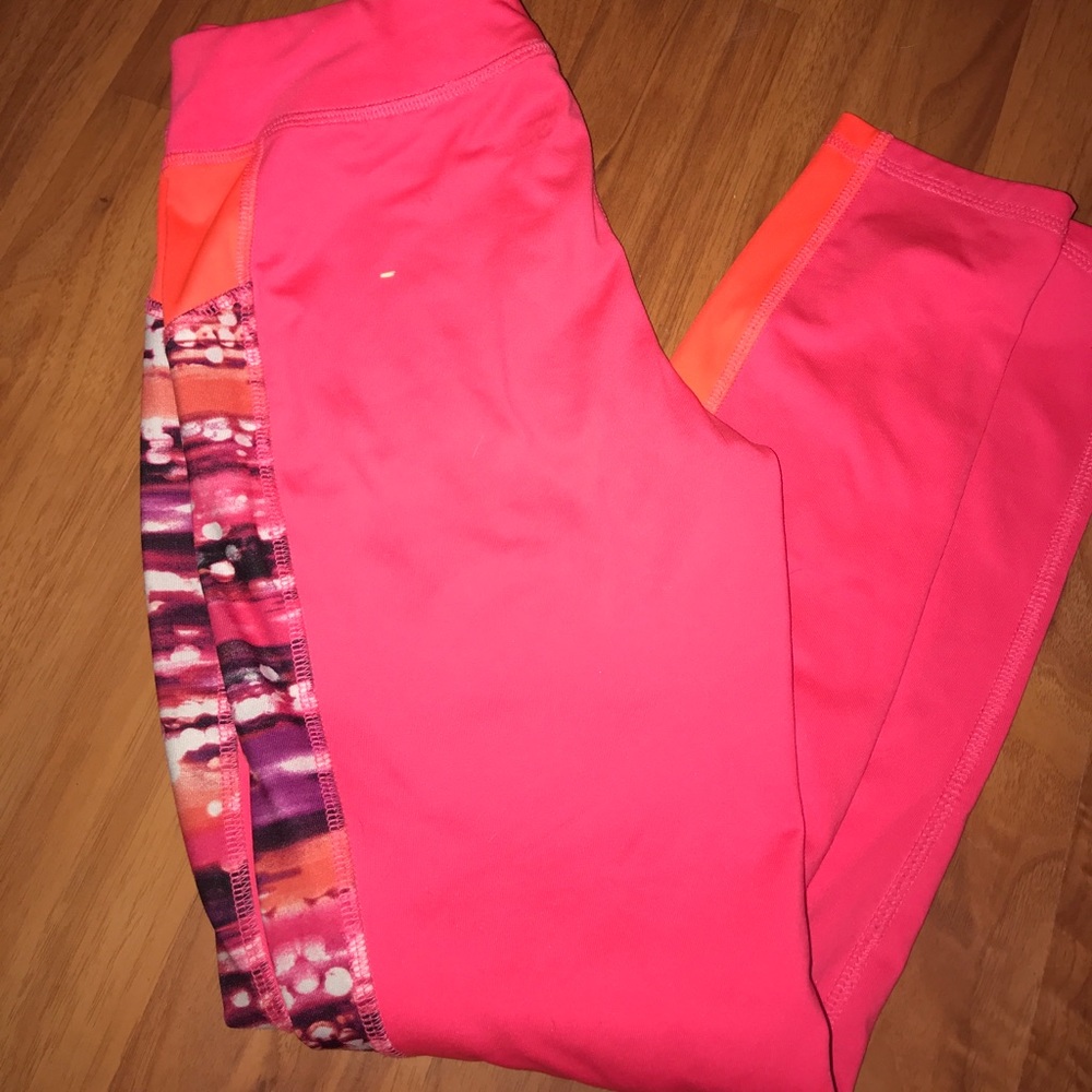 A neon pink leggings (very stretchy)