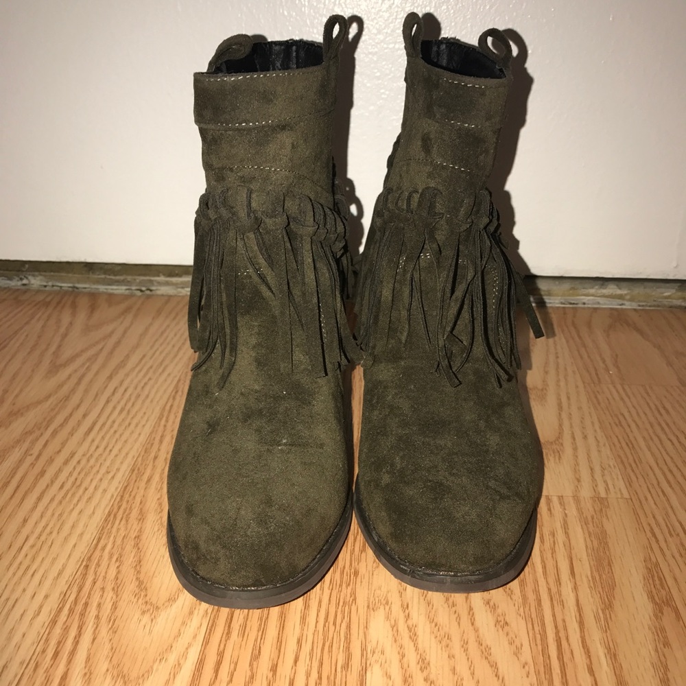 Like new MISSGUIDED fringe boots in military green