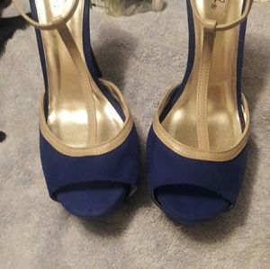 Gorgeous velvet heels!