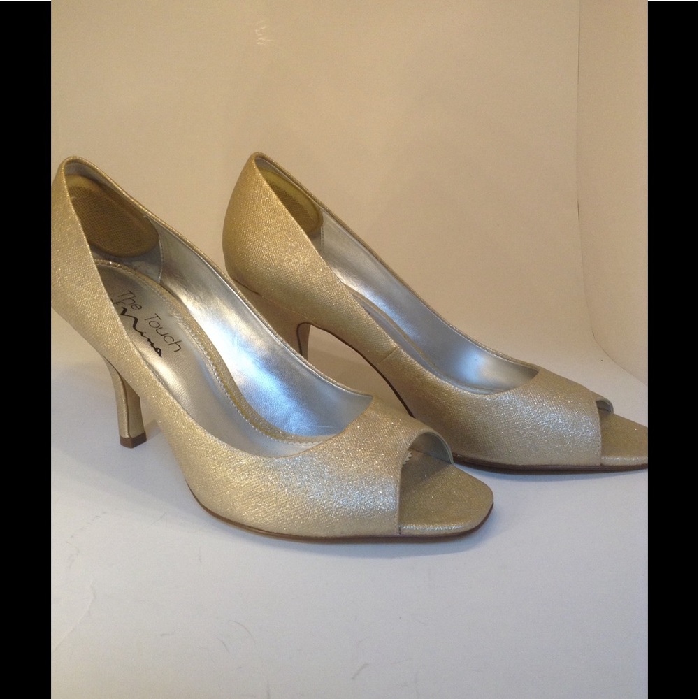 👠Touch of Nicole gold pumps. Price⬇️