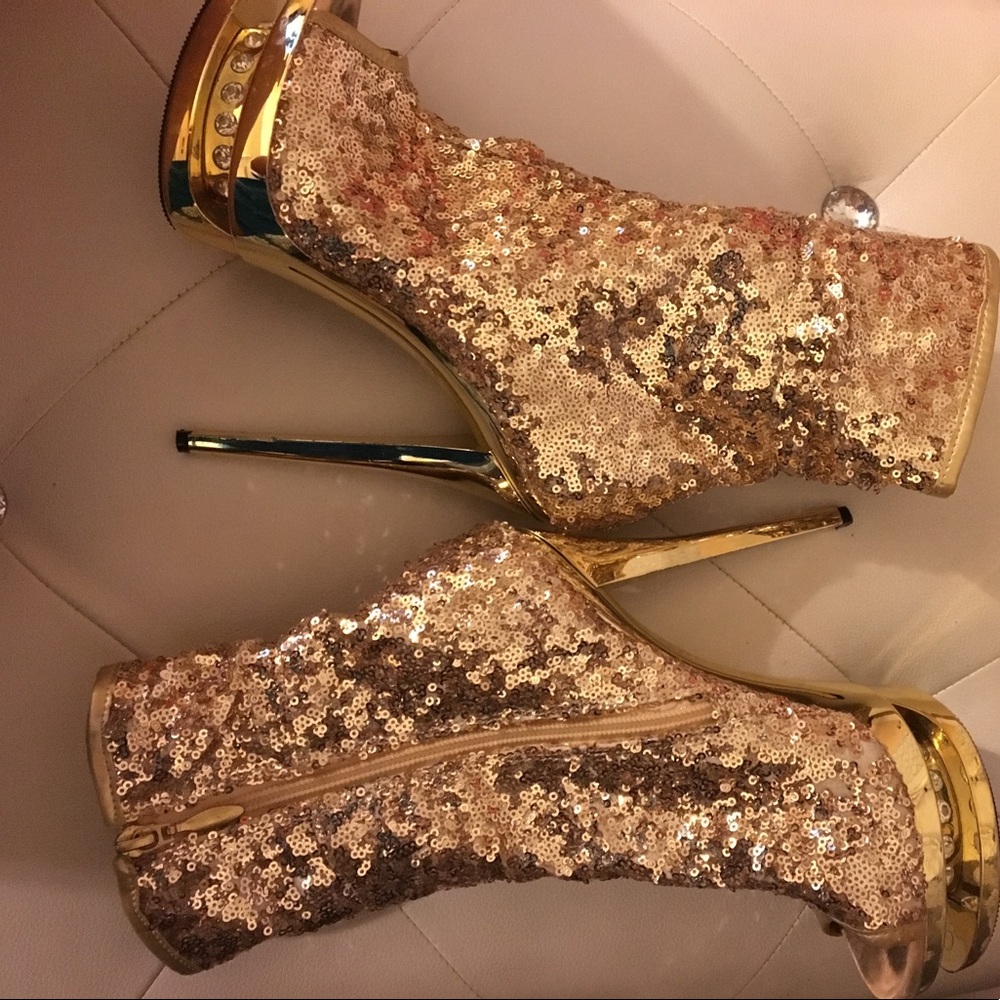Sparkly gold stripper heels !