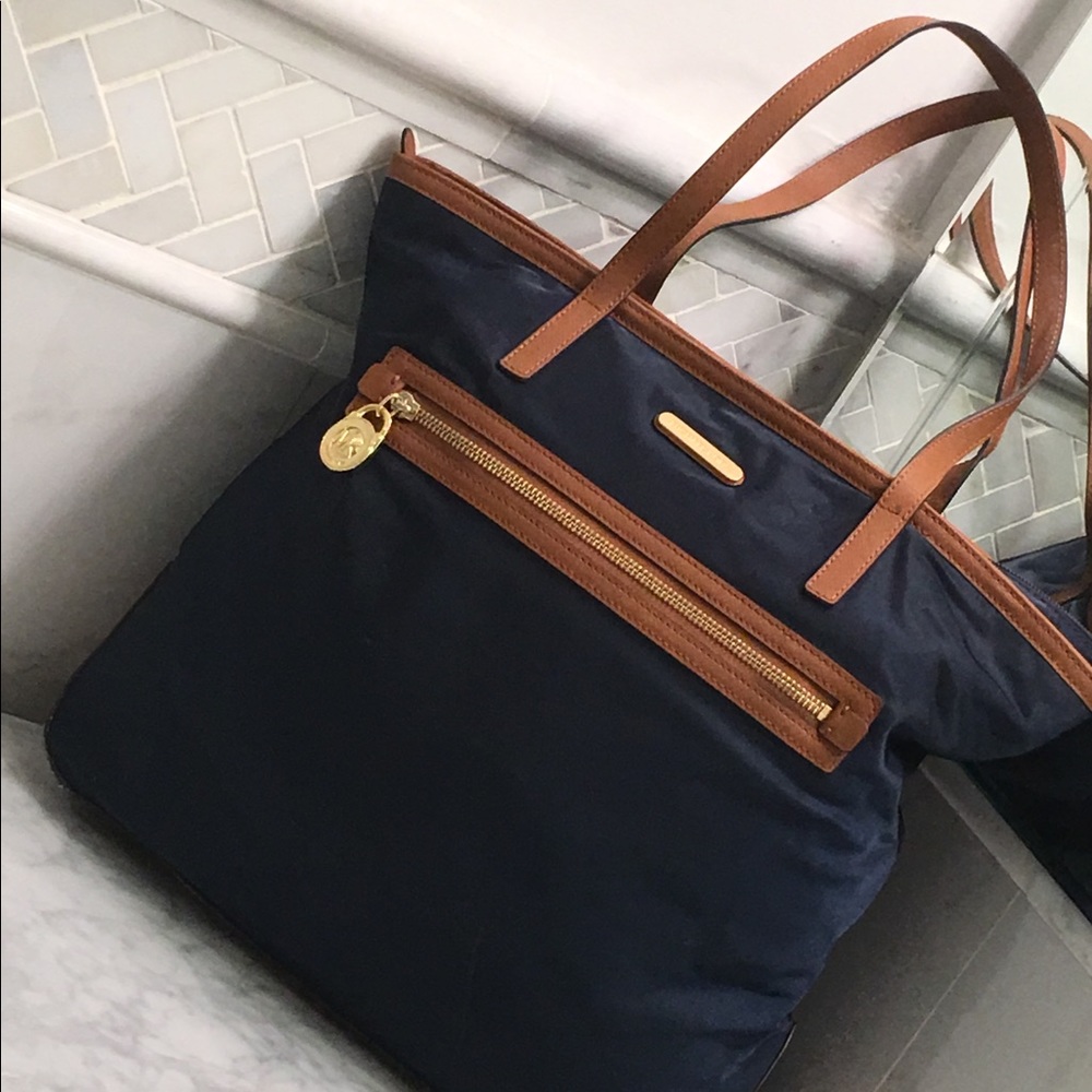 MICHEAL KORS KEMPTON SHOULDER BAG-AUTHENTIC-EUC