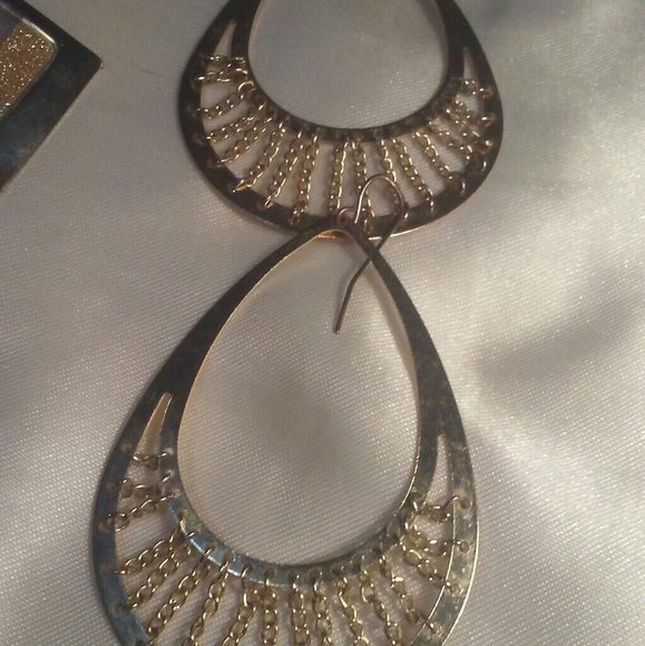 Two sets of gold colored earrings - Picture 3 of 3