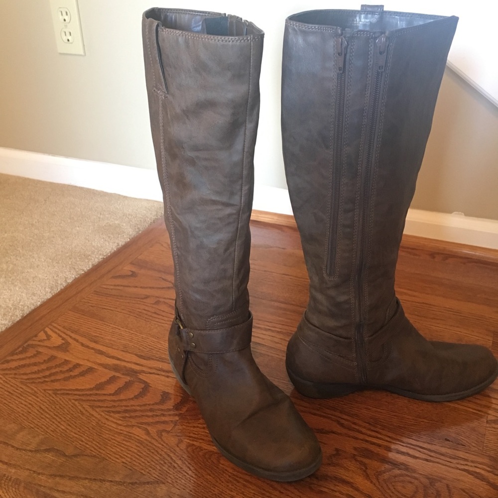 Boots size 7.5, these are expandable and comfy