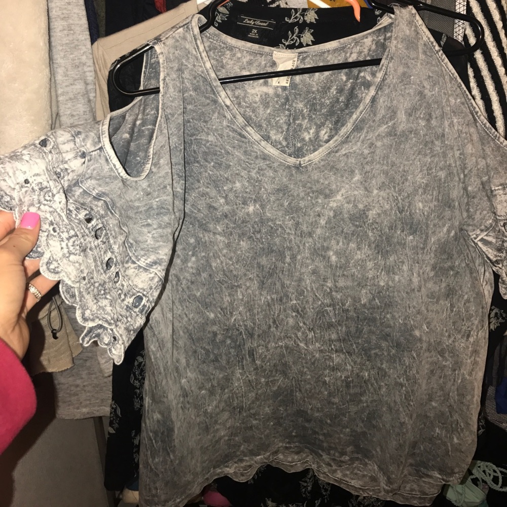 Shoulder show vneck shirt.