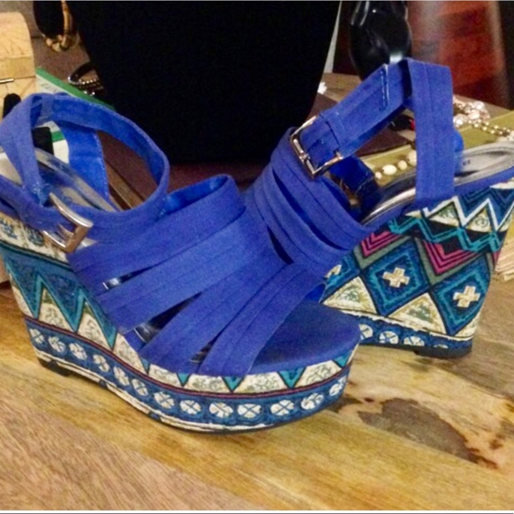 💙NWOT Blue&Aztec Print Festival Bamboo Wedges💙