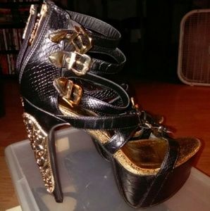 Privileged victory heels