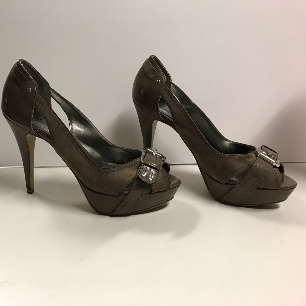 Guess peep toe pump