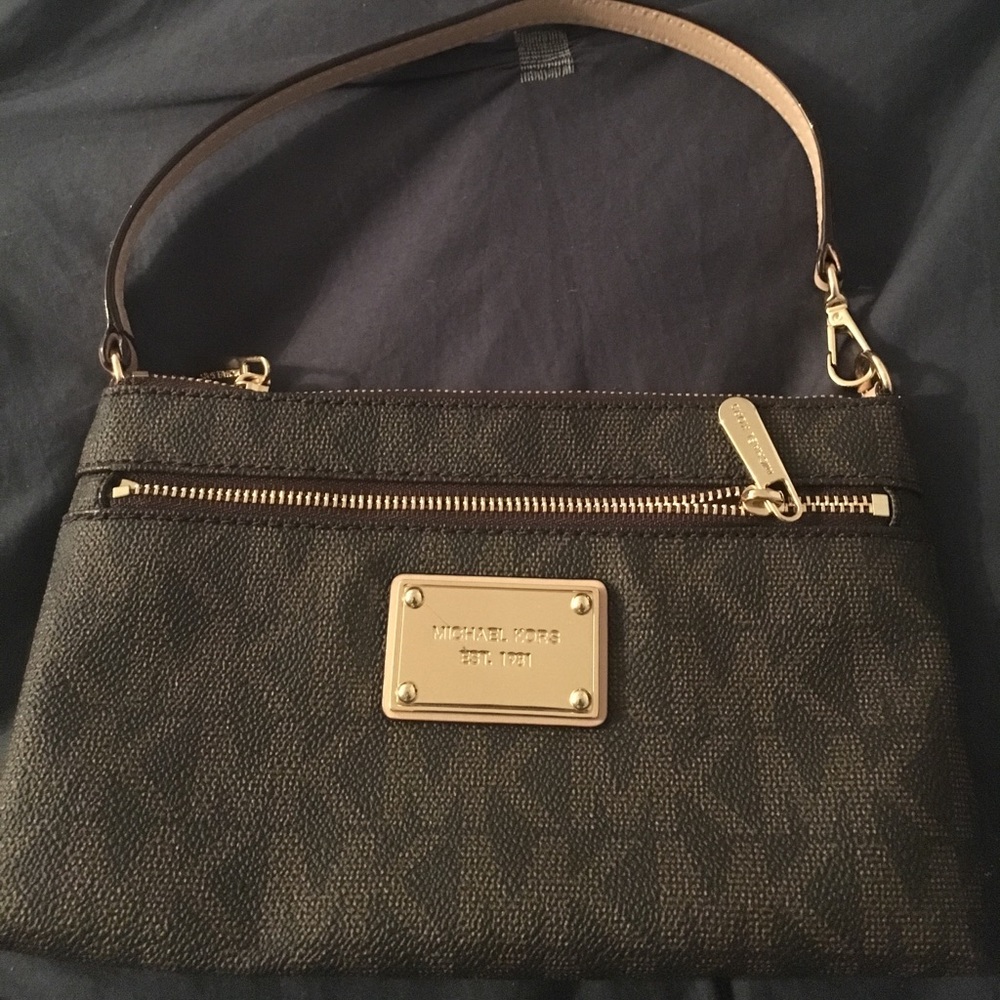 Michael kors wristlet