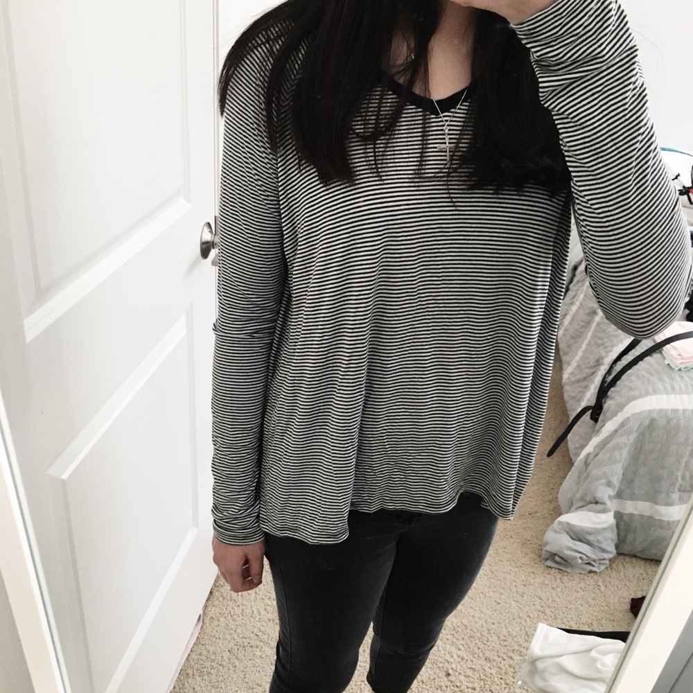 striped long sleeves v-neck tee