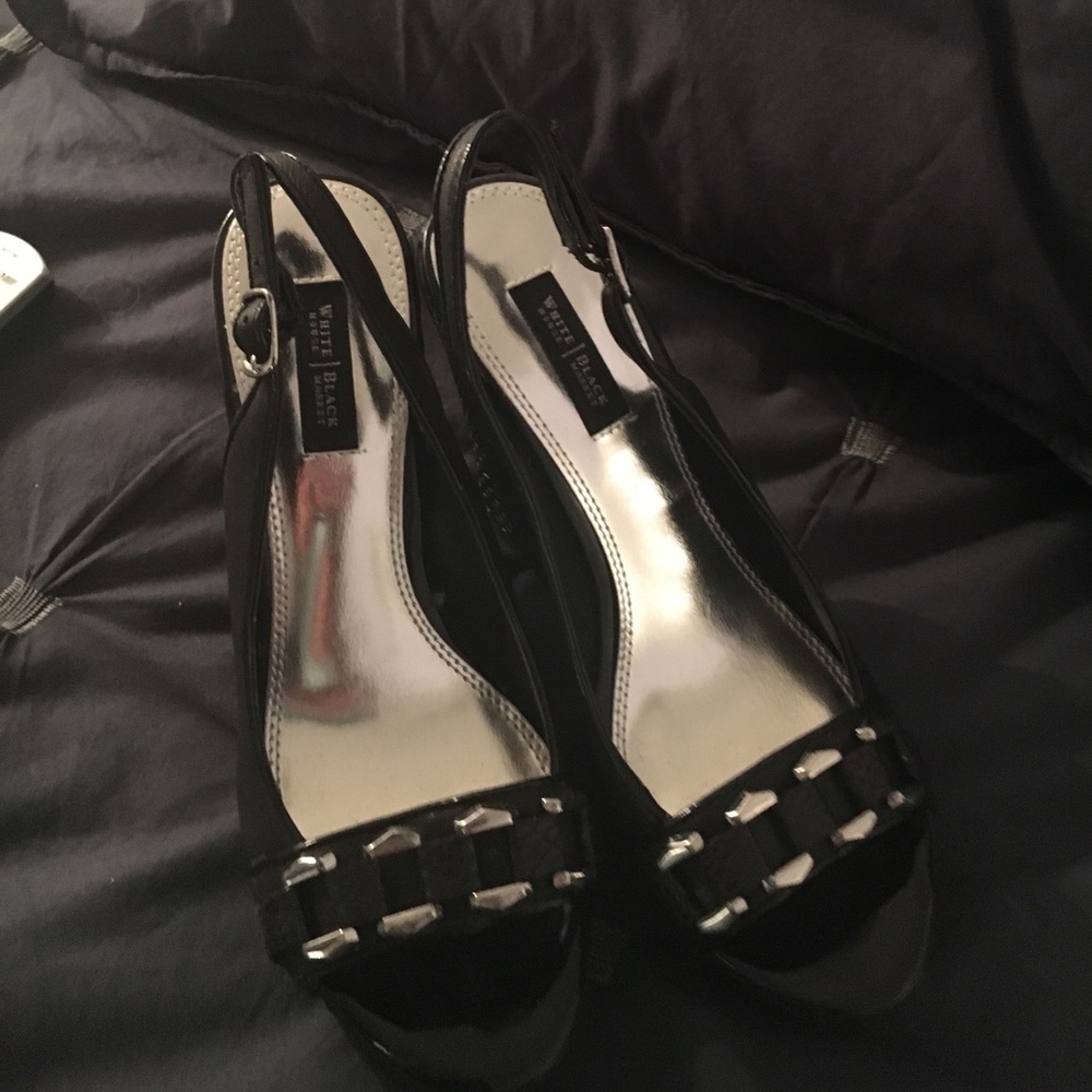Black and white market wedges