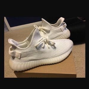 Cream white Yeezys Fresh our the box 💦