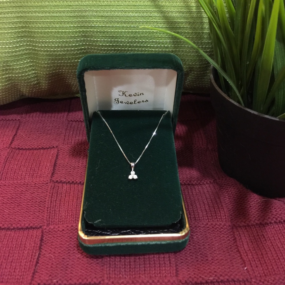 New 14k white gold Kevin Jewelers diamond necklace