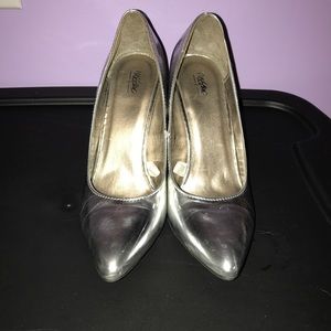 Silver pumps