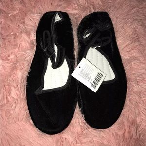 🖤Black velvet URBAN OUTFITTERS Mary Janes🖤