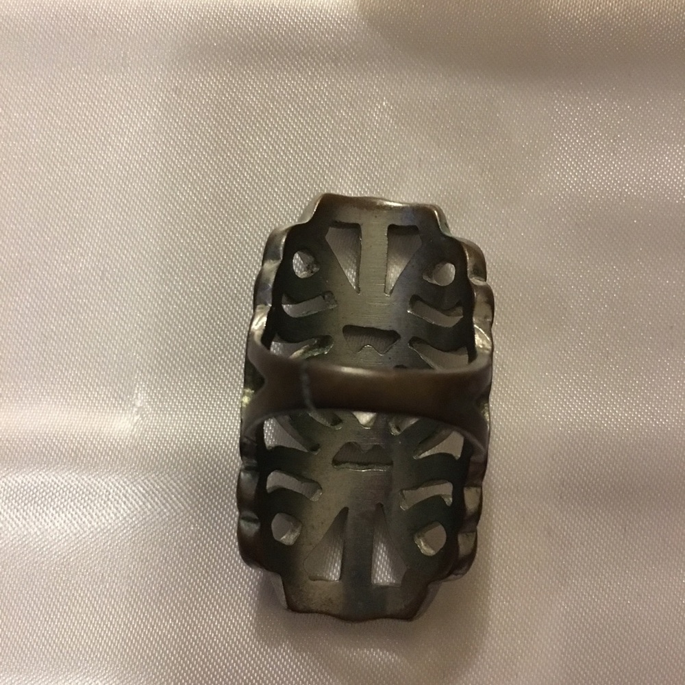 Large rhinestone ring. - Picture 4 of 5