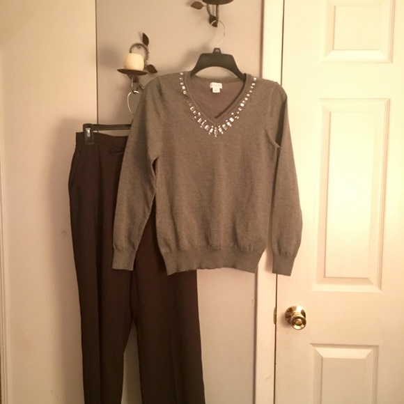 🌺Gray EUC v neck sweater with jewel embellishments🌺 3 $6-$7 listings for $15🌺 - Picture 4 of 5
