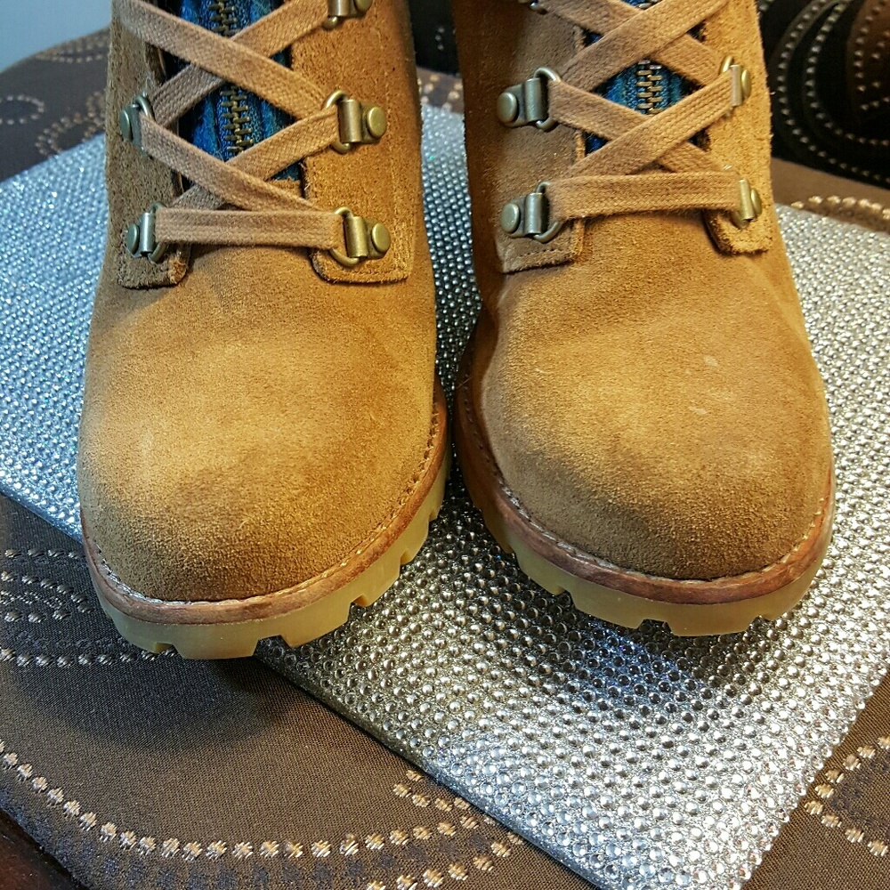 SOLD...Ugg Australia Heel Boots size 9 - Picture 3 of 8