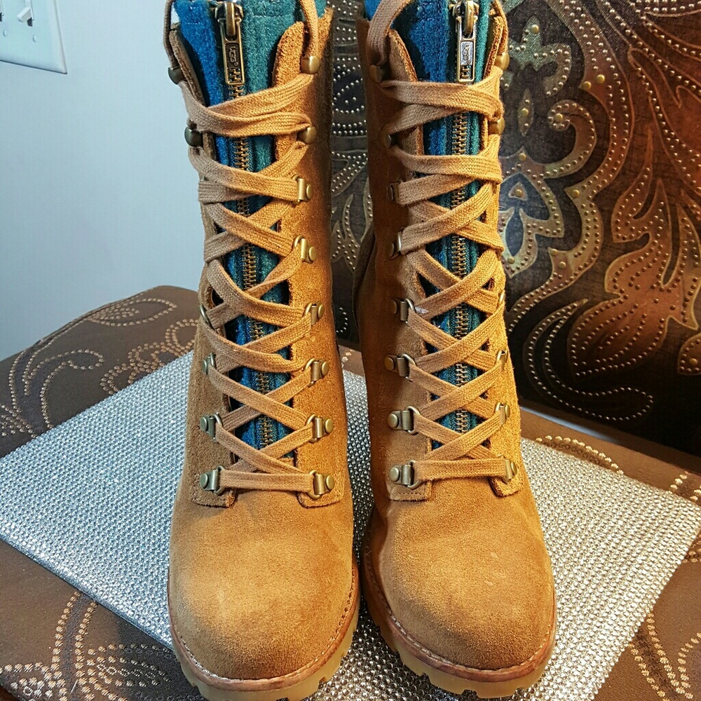 SOLD...Ugg Australia Heel Boots size 9 - Picture 2 of 8