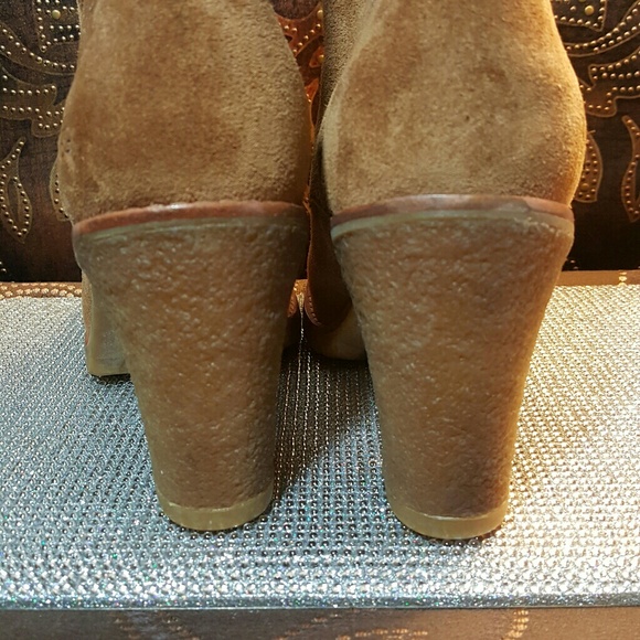 SOLD...Ugg Australia Heel Boots size 9 - Picture 7 of 8