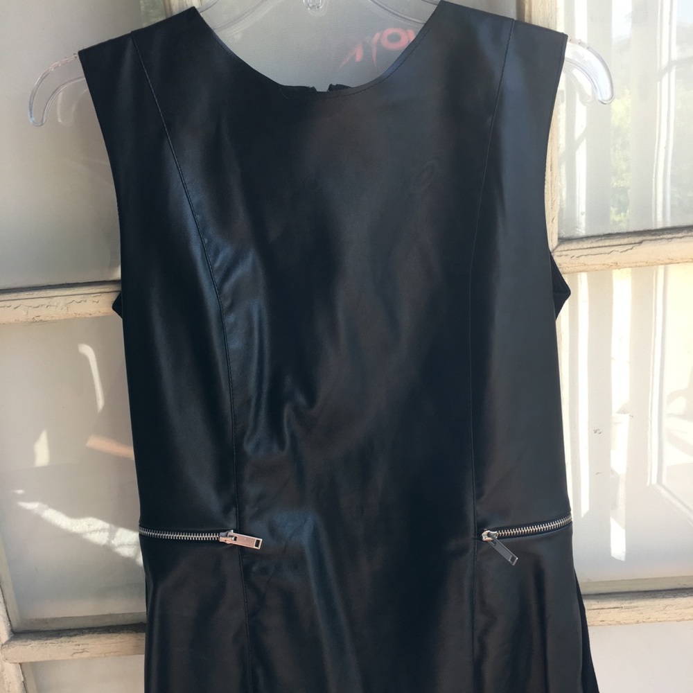 Black top with zipper detail