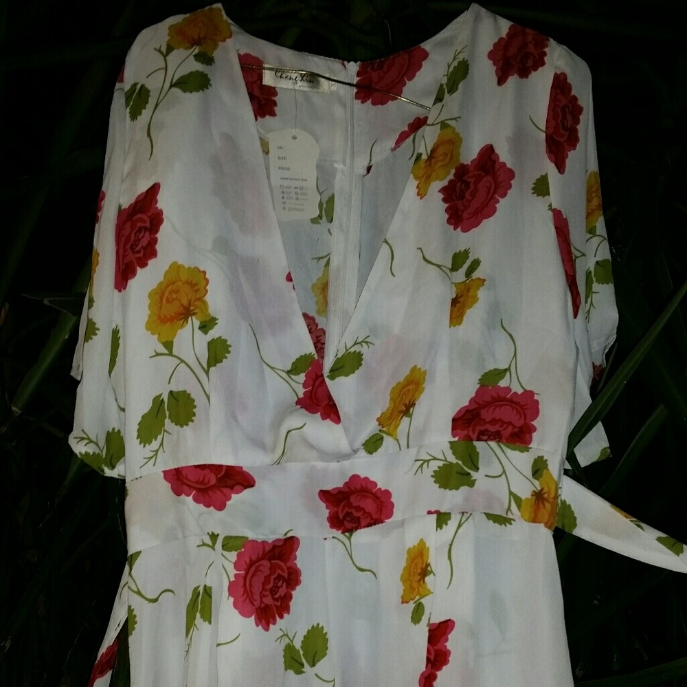 White with print romper, NWT, one size fits - Picture 1 of 3
