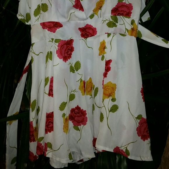 White with print romper, NWT, one size fits - Picture 2 of 3