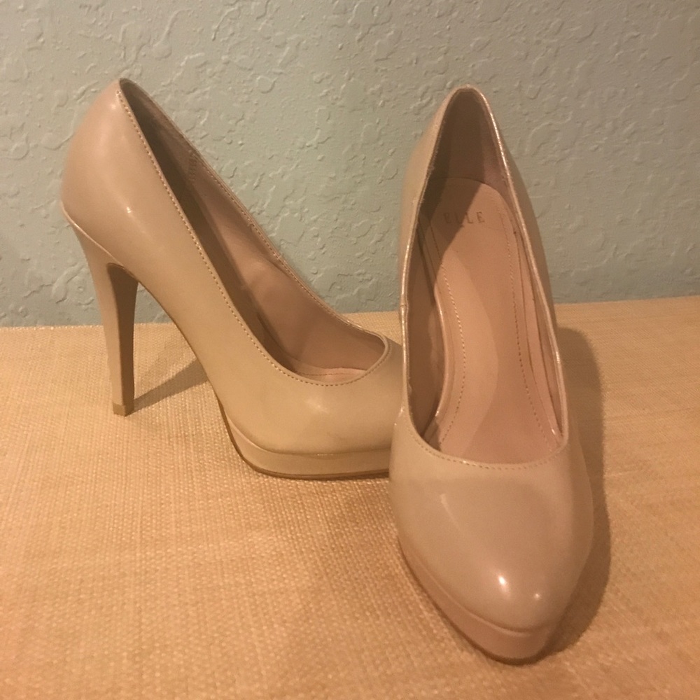 Like new Elle nude beige heels 👠 size 7.5