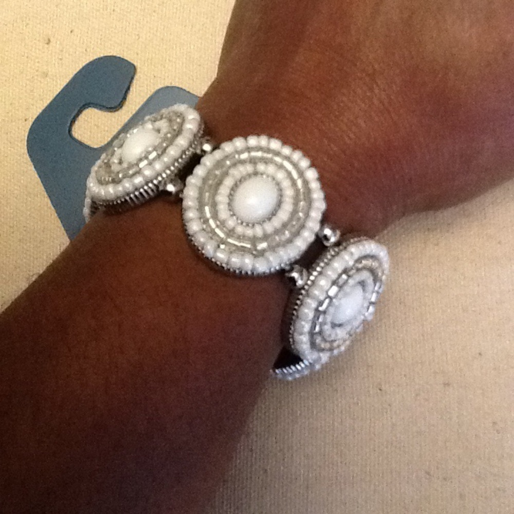 Silvertone & White Seed Bead Cabochon Bracelet.