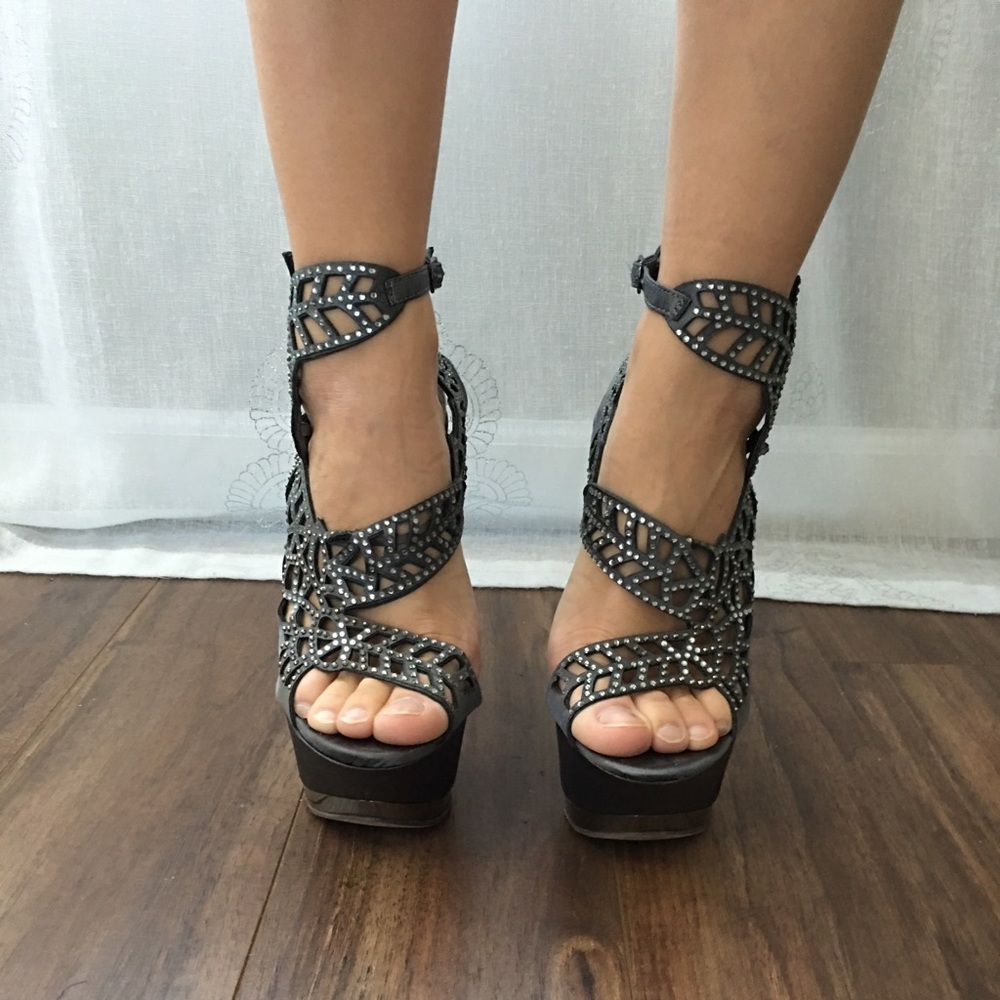 2 lips too high pumps size 8 color grey