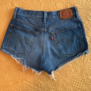 Levi’s High Waist Shorts Sz25