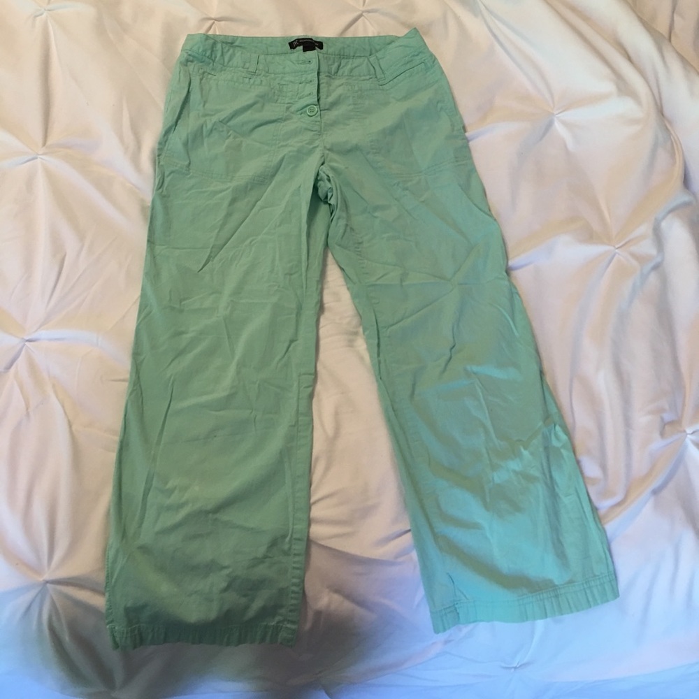 Super cute pale green capris.