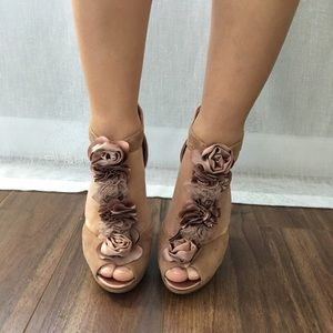 Bakers size 7 pumps with silk flowers