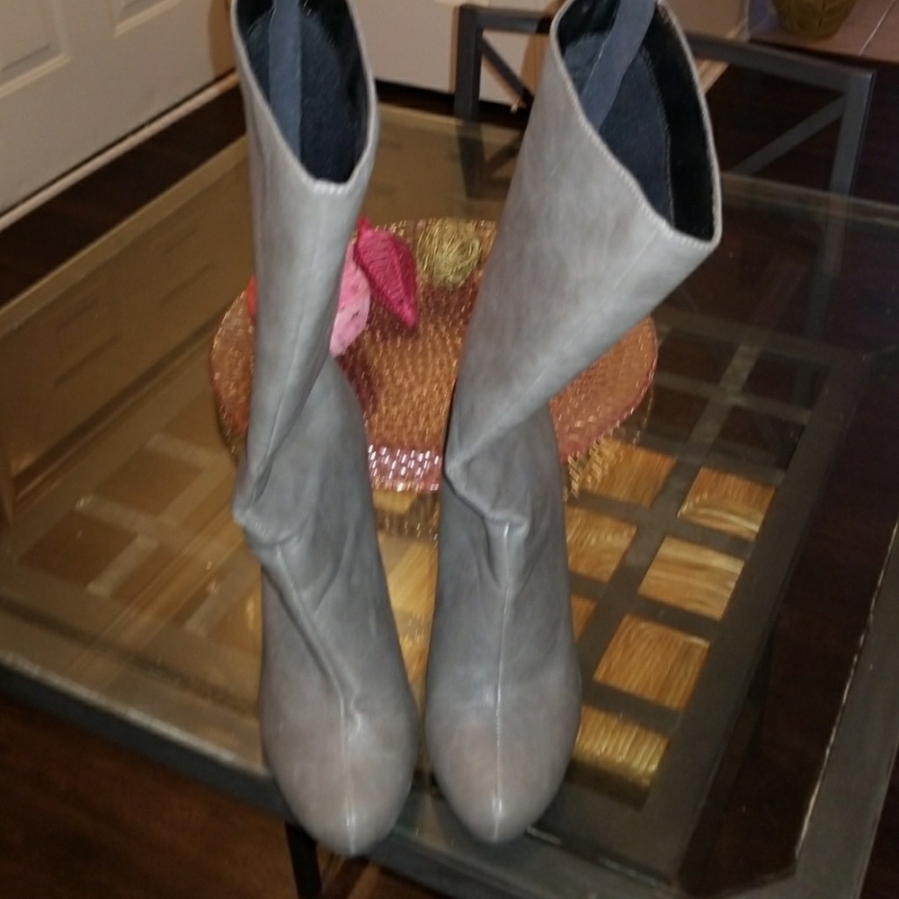 Below the knee gray boot Michael Antonio 9M