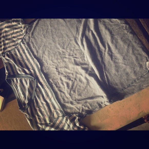T-Shirt 🎒 - Picture 1 of 3