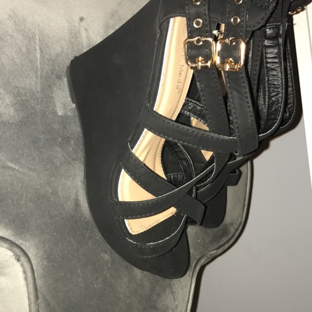 Black wedges