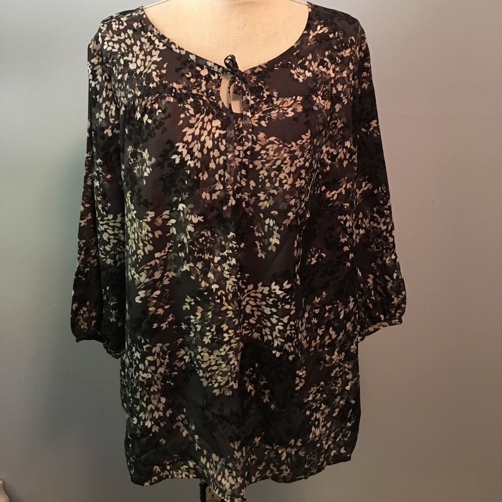 Gray and white 3/4 sleeves blouse