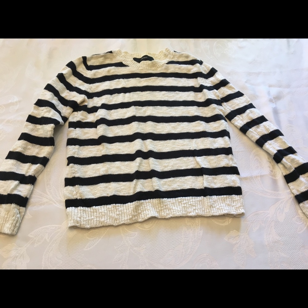 Black & white sweater 🎉
