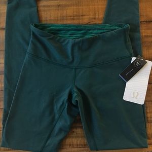 NWT. Size 4 lululemon Wunder Under Pants