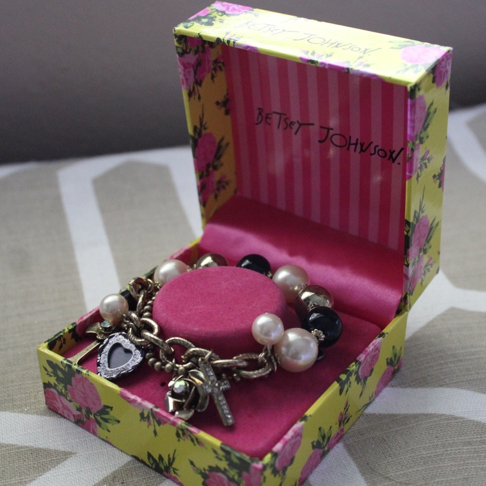BETSEY JOHNSON BRACELET