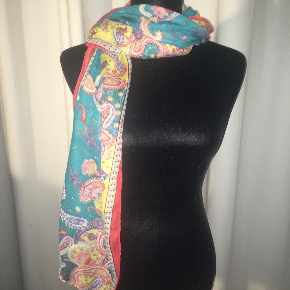 Delicate colorful scarf w paisley patterns