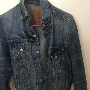 Woman’s oversize Levi jacket