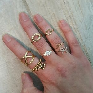7 gold tone rings