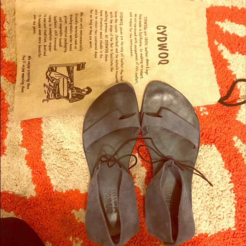 Cydwoq sandals